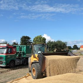 Snave Vognmandsforretning udfører transportopgaver for landbruget 