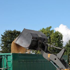 Snave Vognmandsforretning udfører transportopgaver for landbruget 