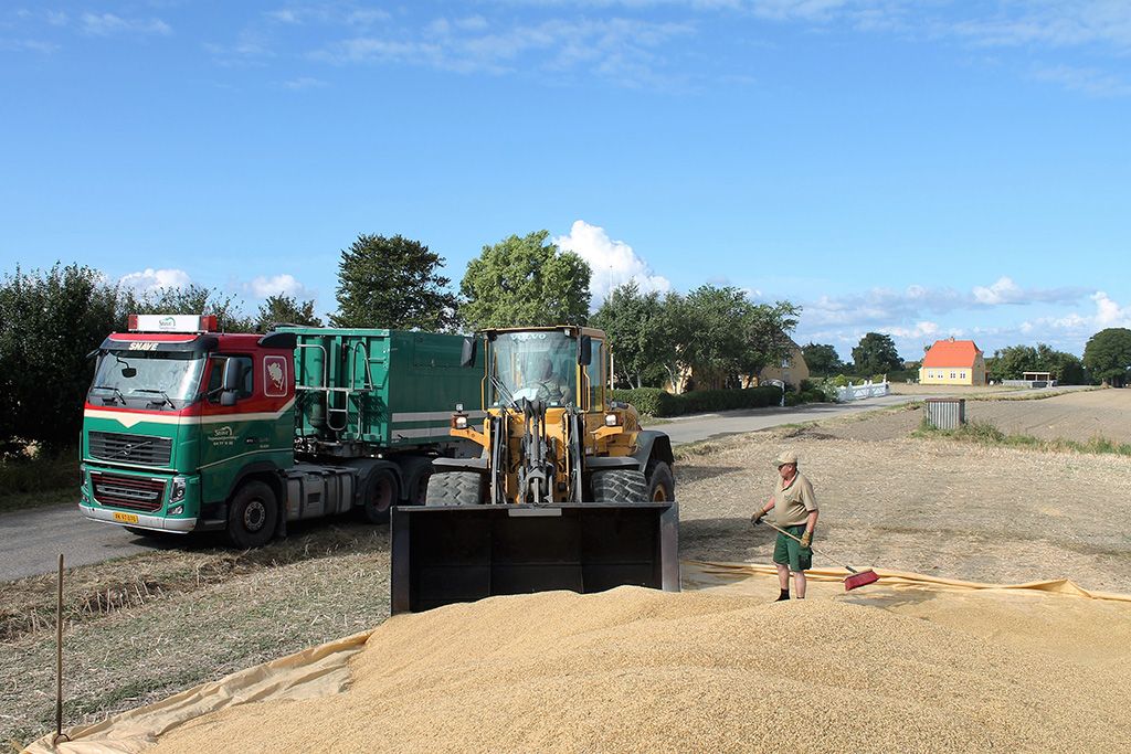 Snave Vognmandsforretning udfører transportopgaver for landbruget 