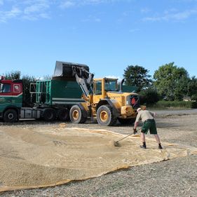 Snave Vognmandsforretning udfører transportopgaver for landbruget 
